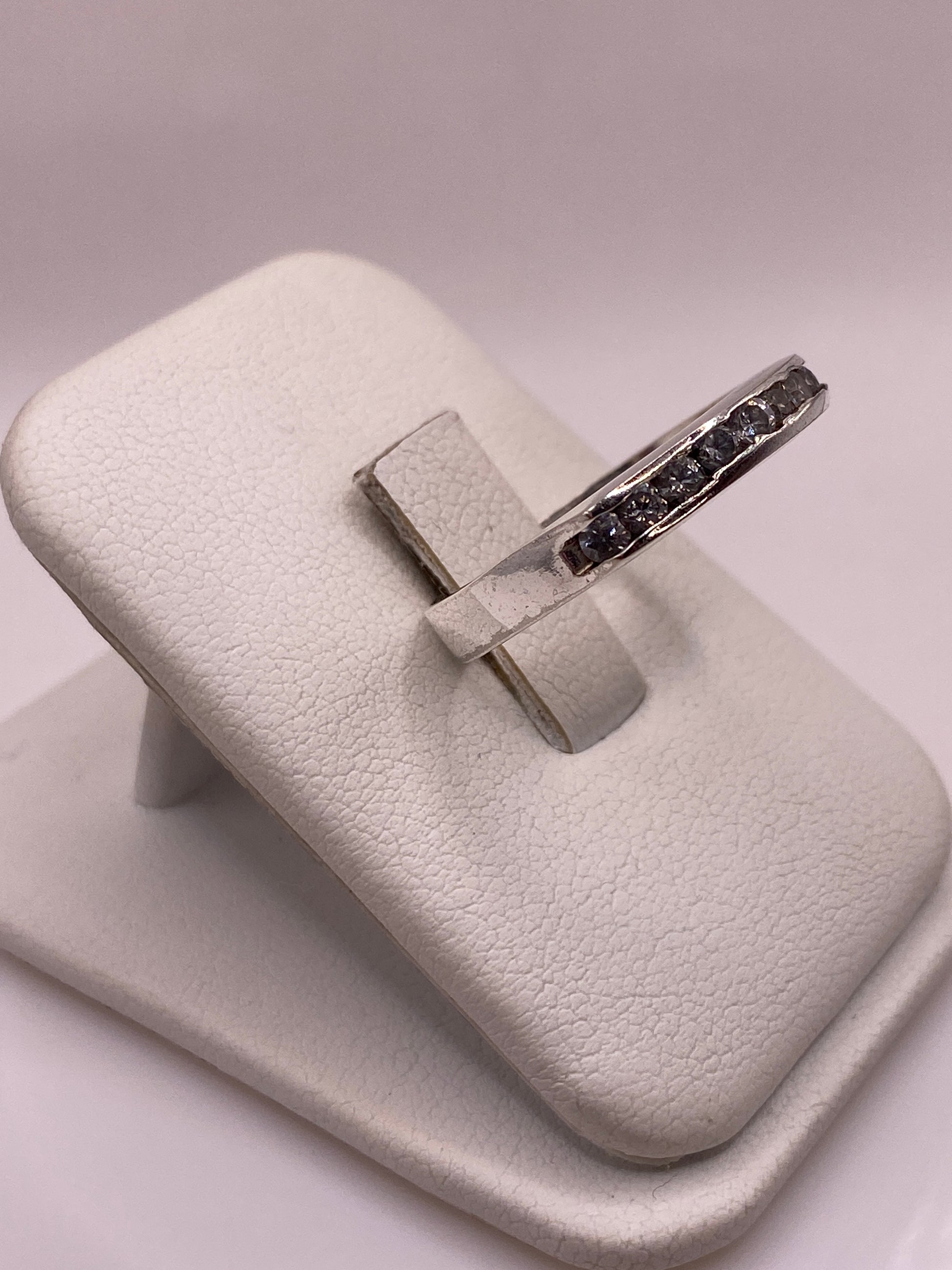 Anillo solitario de plata y circonia vista lateral en la mano