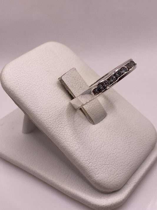 Anillo solitario de plata y circonia vista lateral en la mano