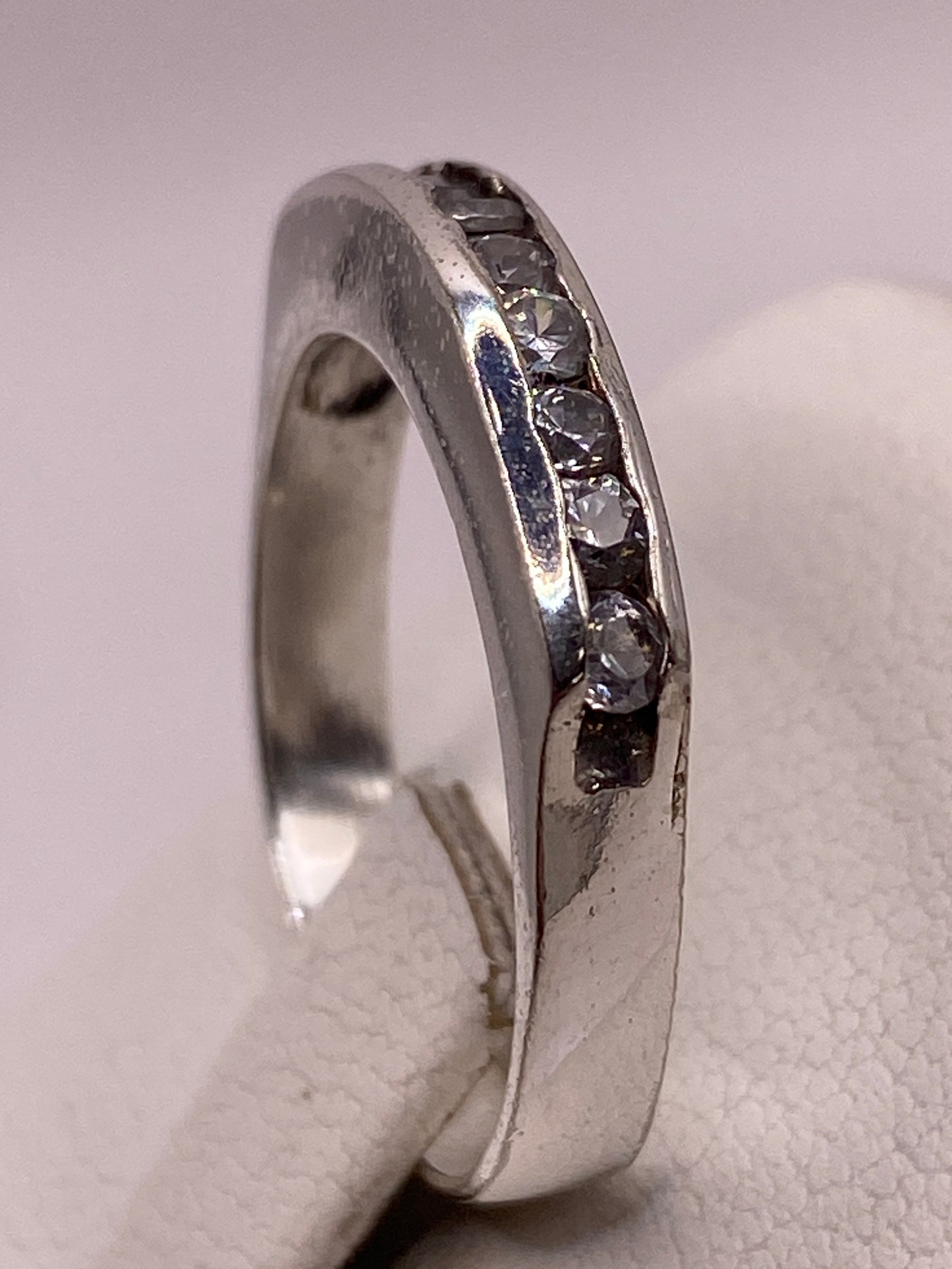 Detalle del engaste de circonia blanca en banda de plata pulida