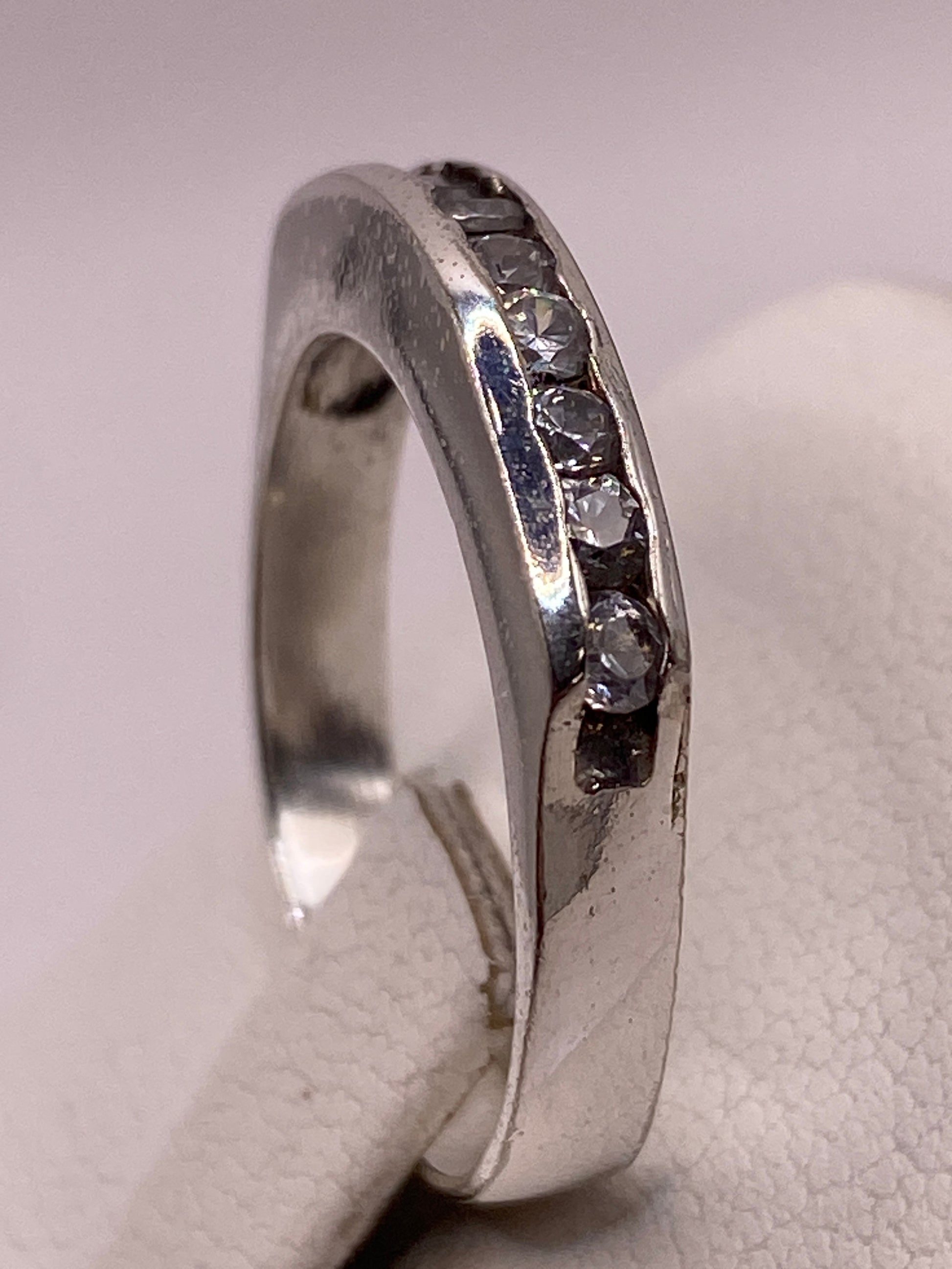 Detalle del engaste de circonia blanca en banda de plata pulida