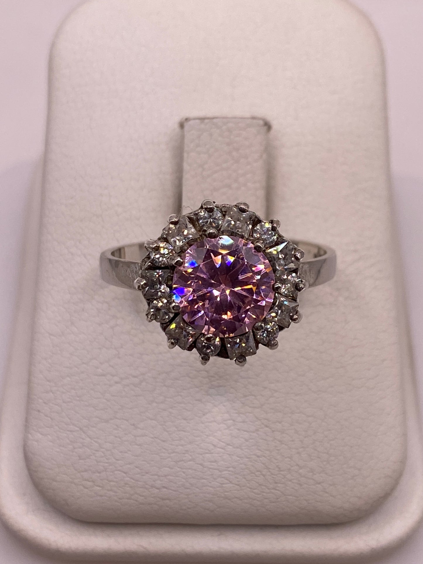 Anillo de plata racimo con circonia roja central y circonias blancas alrededor en estuche blanco