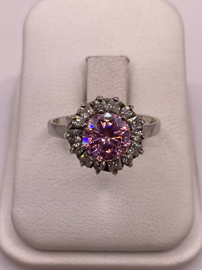 Anillo de plata racimo con circonia roja central y circonias blancas alrededor en estuche blanco