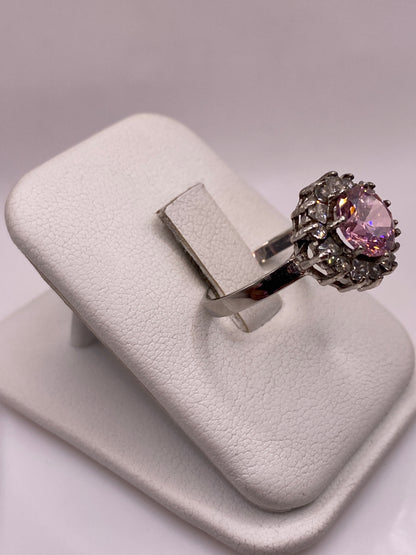 Vista lateral del anillo coctel vintage en plata .925 mostrando profundidad del engaste