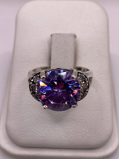 Anillo de plata .925 con circonia morada facetada en vitrina blanca, frente brillante