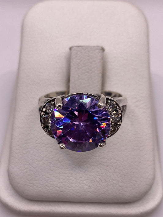 Anillo de plata .925 con circonia morada facetada en vitrina blanca, frente brillante