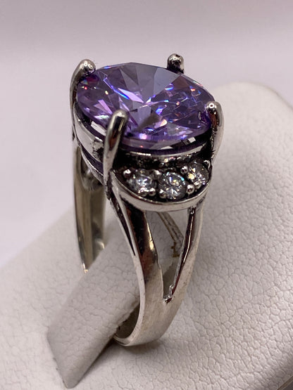 Detalle de la circonia morada con reflejos azules sobre fondo blanco, brillo tipo zafiro