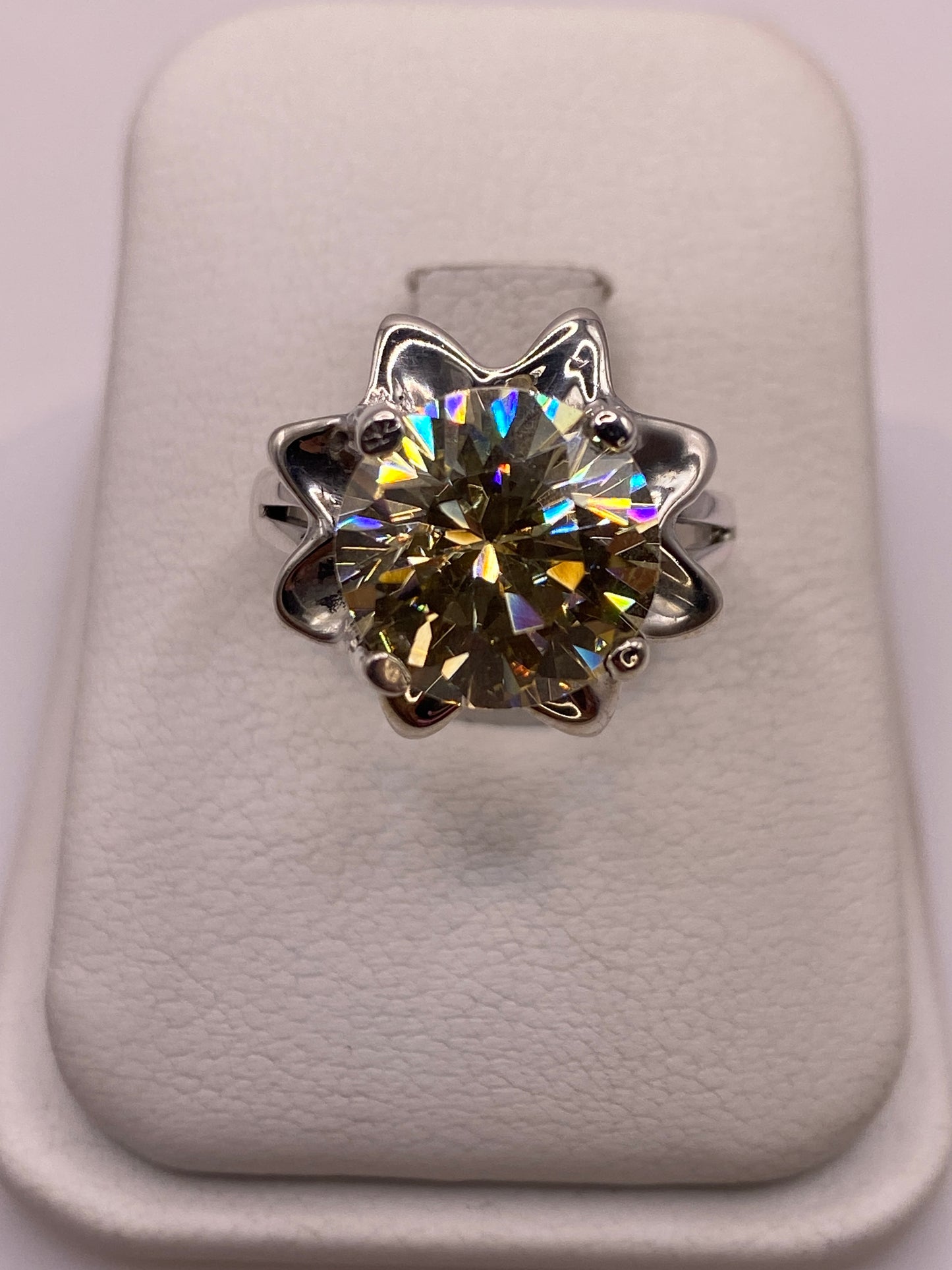 Anillo de plata solitario con circonia amarilla en caja de presentación blanca