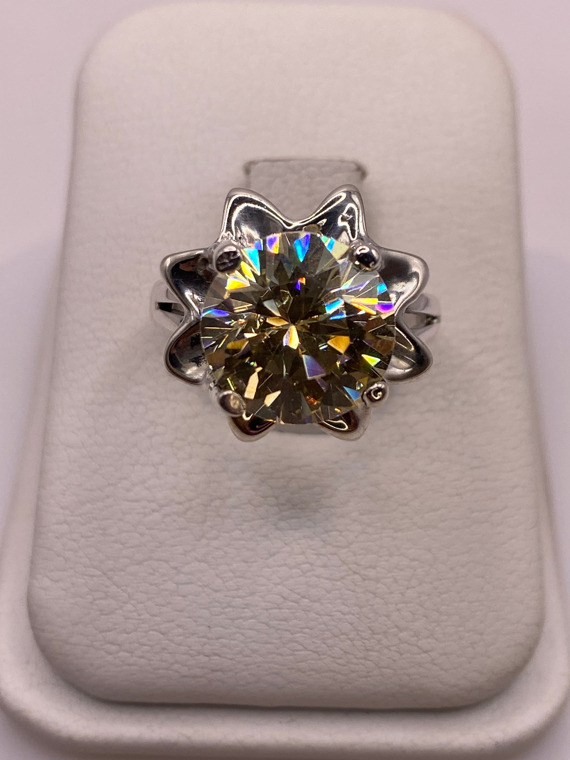 Anillo de plata solitario con circonia amarilla en caja de presentación blanca
