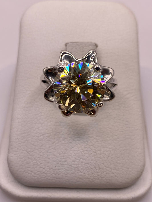 Anillo de plata solitario con circonia amarilla en caja de presentación blanca