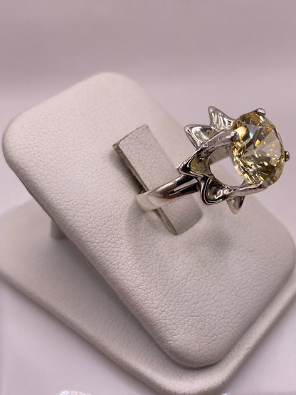 Detalle frontal del anillo mostrando el brillo intenso de la circonia amarilla facetada