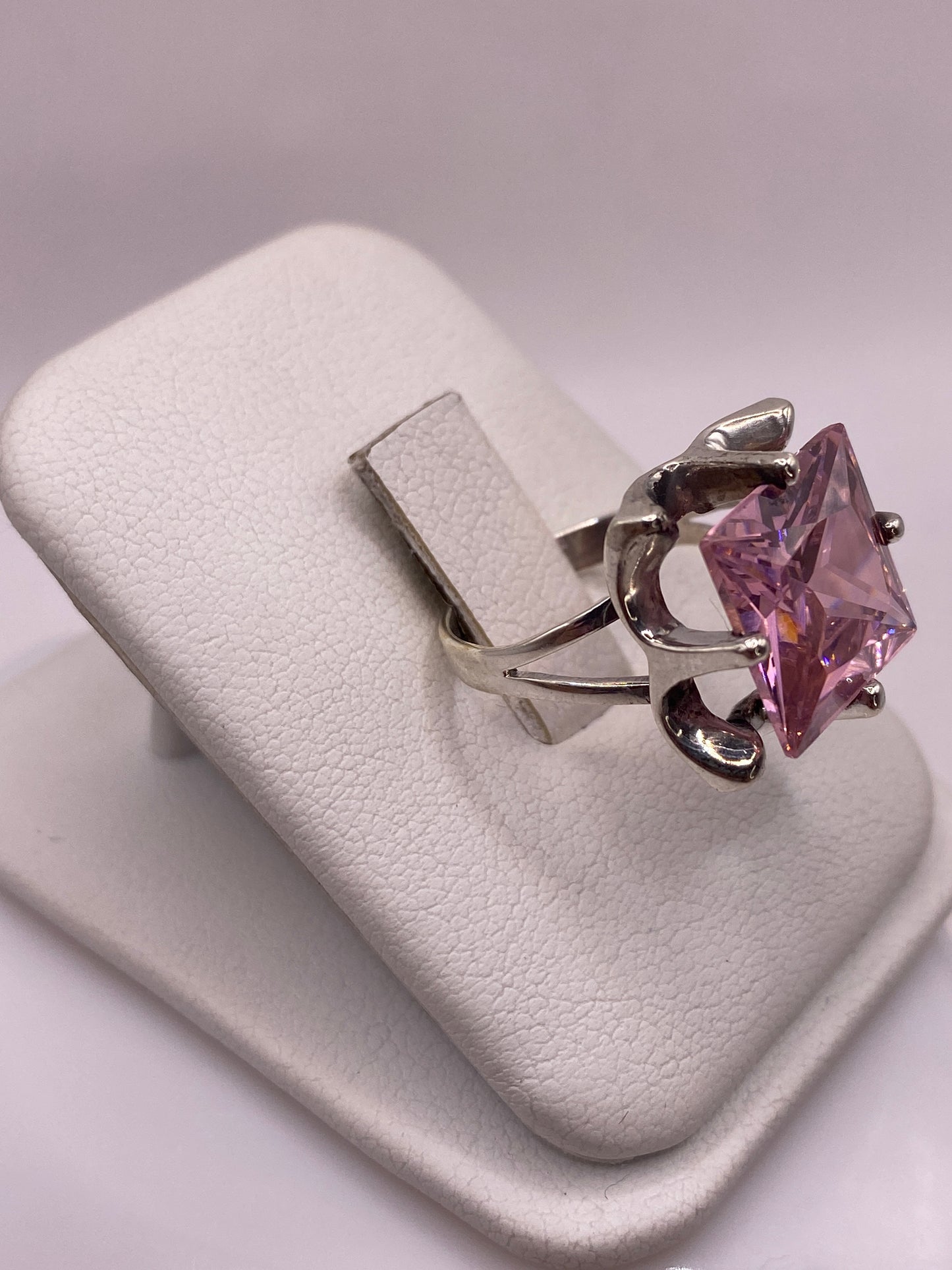 Anillo coctel de plata .925 con circonia rosa en la mano, mostrando brillo y fuego