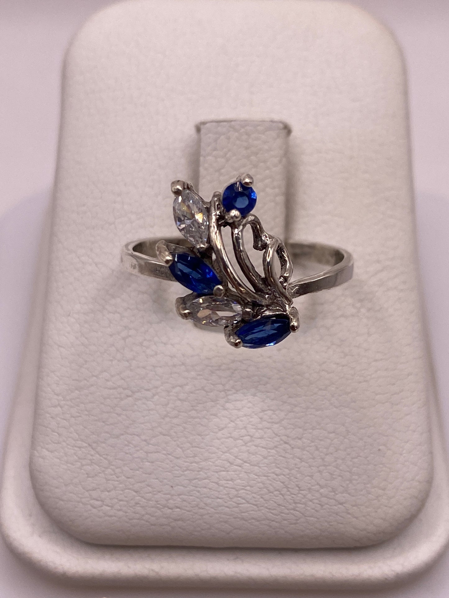 Anillo de plata .925 con circonia azul en caja de presentación blanca