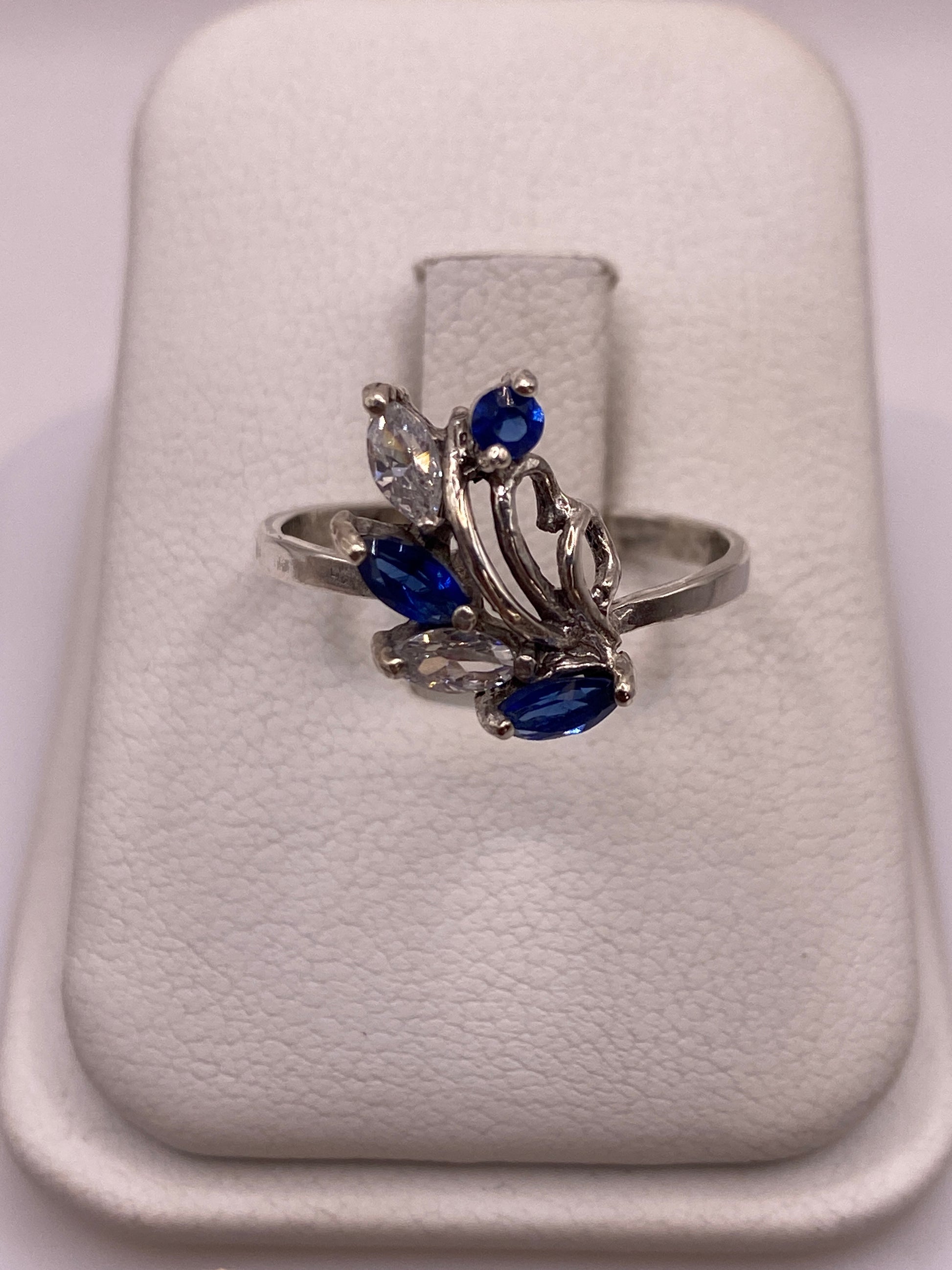 Anillo de plata .925 con circonia azul en caja de presentación blanca