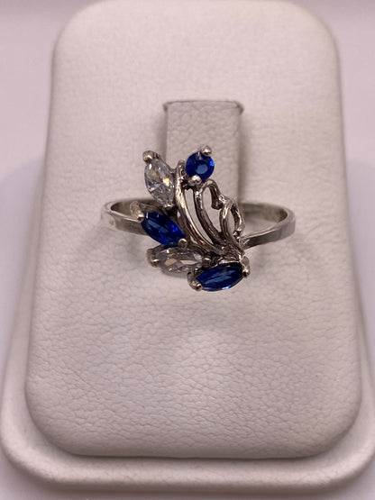 Anillo de plata .925 con circonia azul en caja de presentación blanca