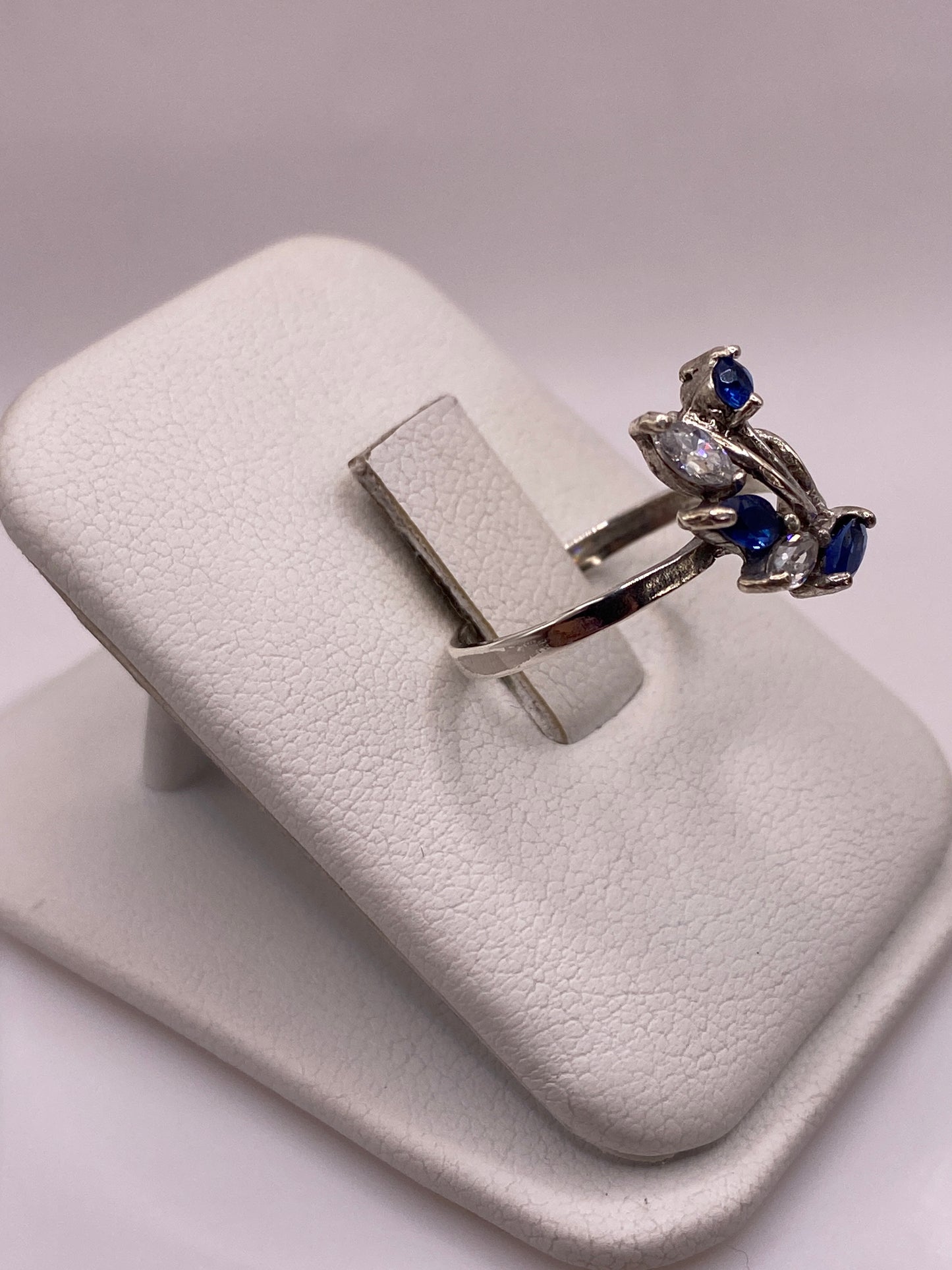 Vista frontal del anillo solitario mostrando la circonia azul engastada en plata