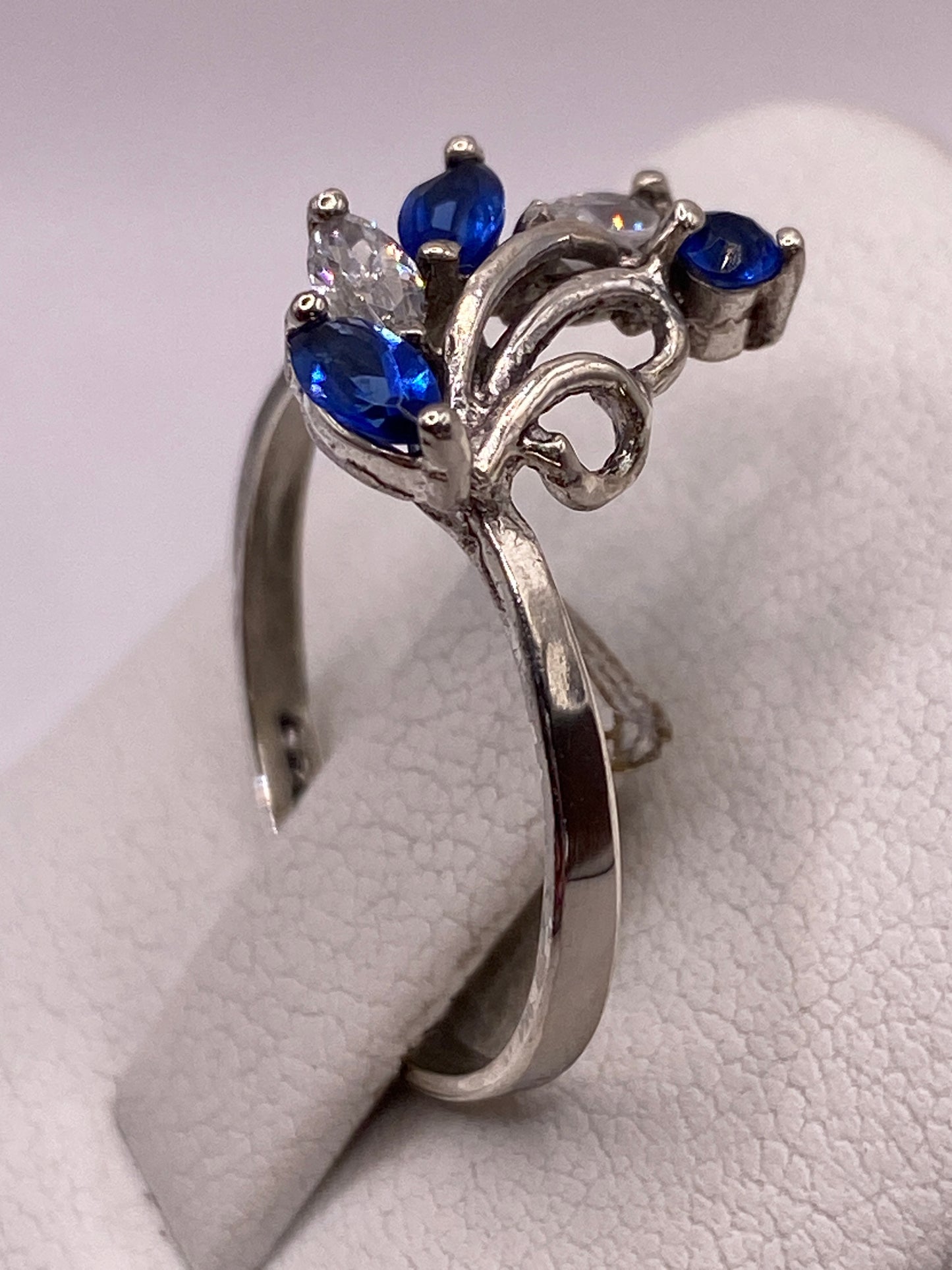 Detalle del diseño delicado del anillo con pulido espejo en la banda