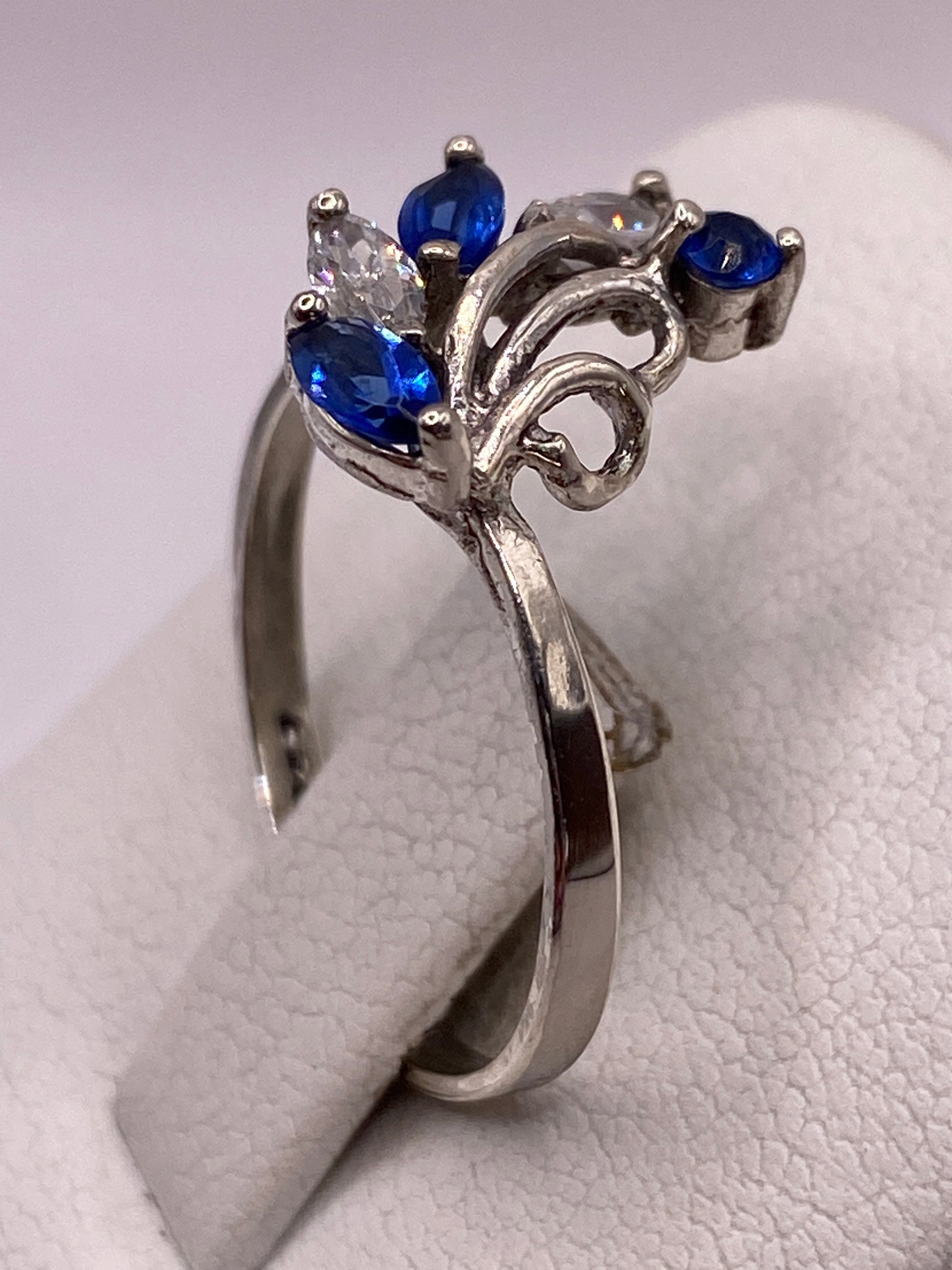 Detalle del diseño delicado del anillo con pulido espejo en la banda