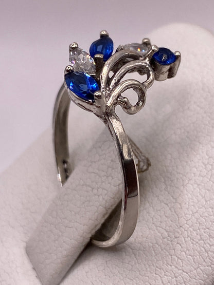 Detalle del diseño delicado del anillo con pulido espejo en la banda