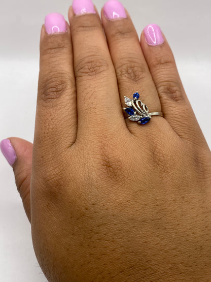 Anillo puesto en dedo con manicure rosa, luciendo elegante y minimalista