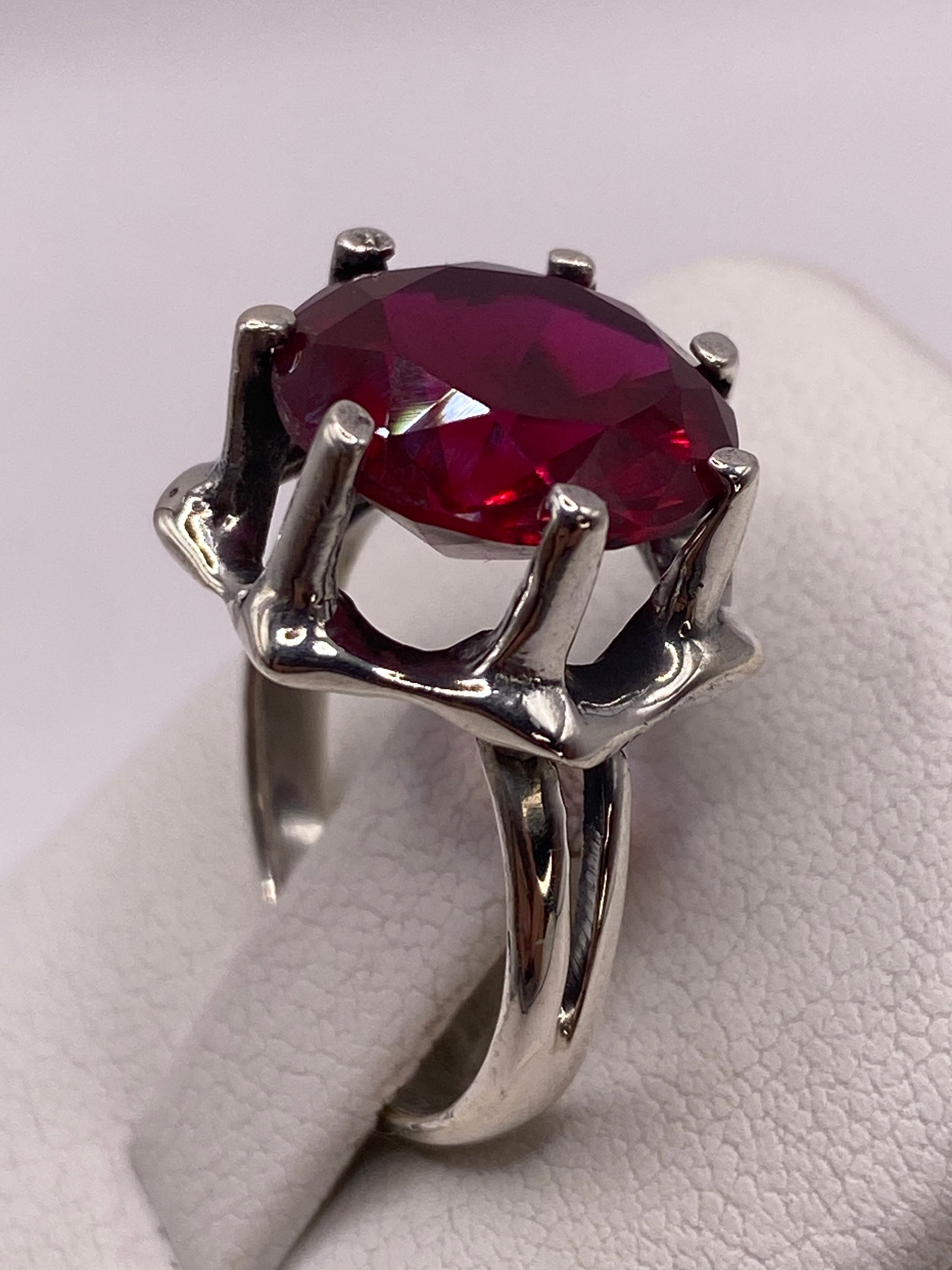 Anillo solitario en dedo mostrando brillo y fuego de la piedra