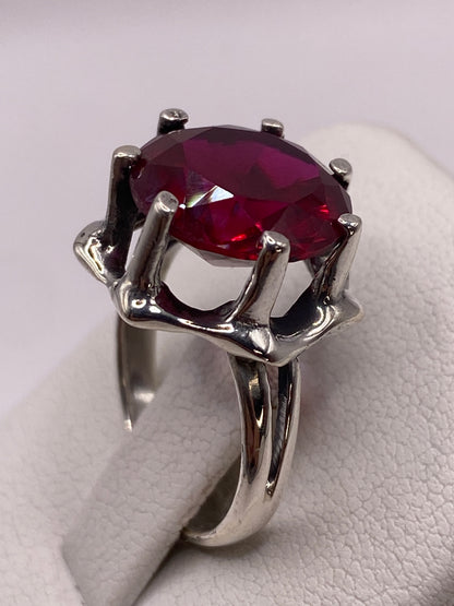 Anillo solitario en dedo mostrando brillo y fuego de la piedra