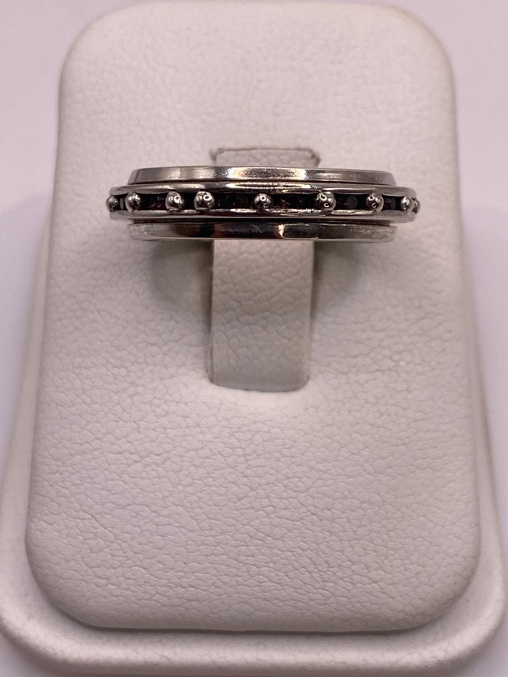 Anillo de plata solitario con circonia en estuche blanco, vista superior