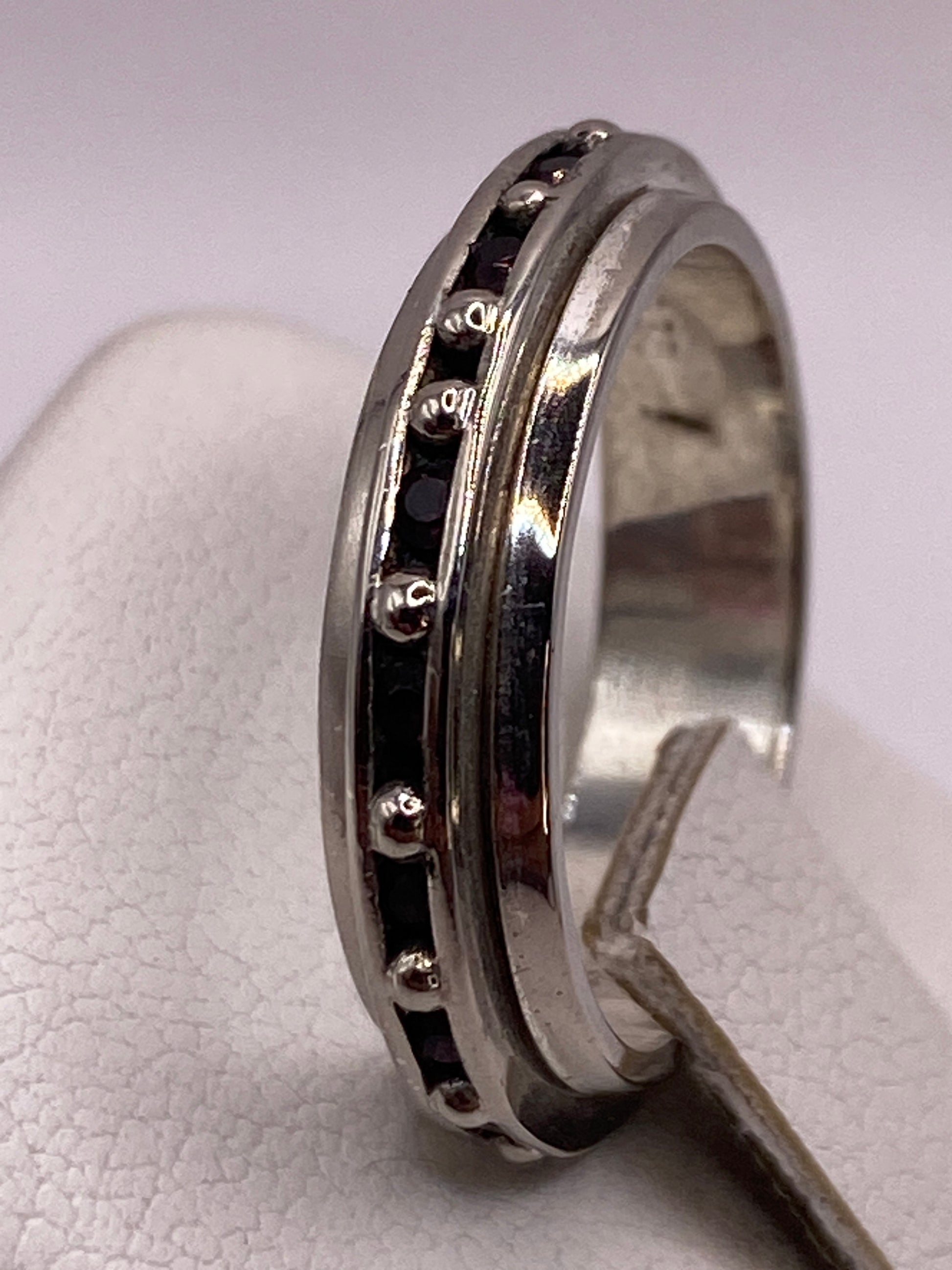 Perfil del anillo de plata minimalista con proporciones elegantes