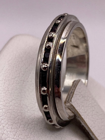 Perfil del anillo de plata minimalista con proporciones elegantes