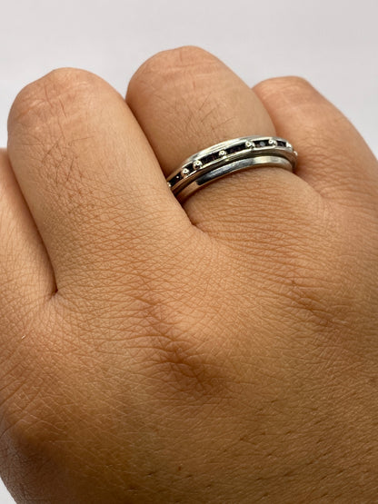 Anillo solitario de plata en la mano, demostrando ajuste y brillo diario