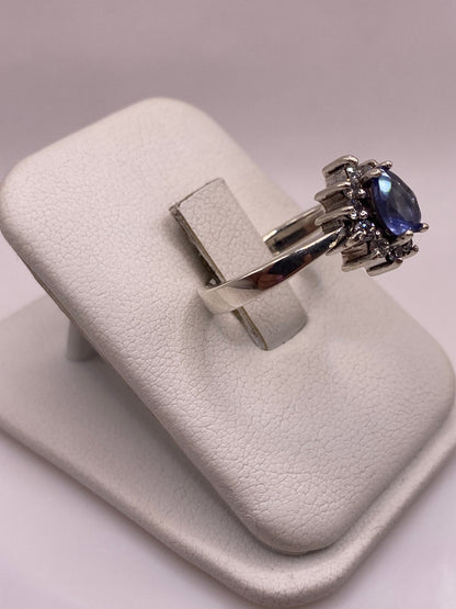 Perfil lateral del anillo plata solitario mostrando corona de engaste y banda pulida