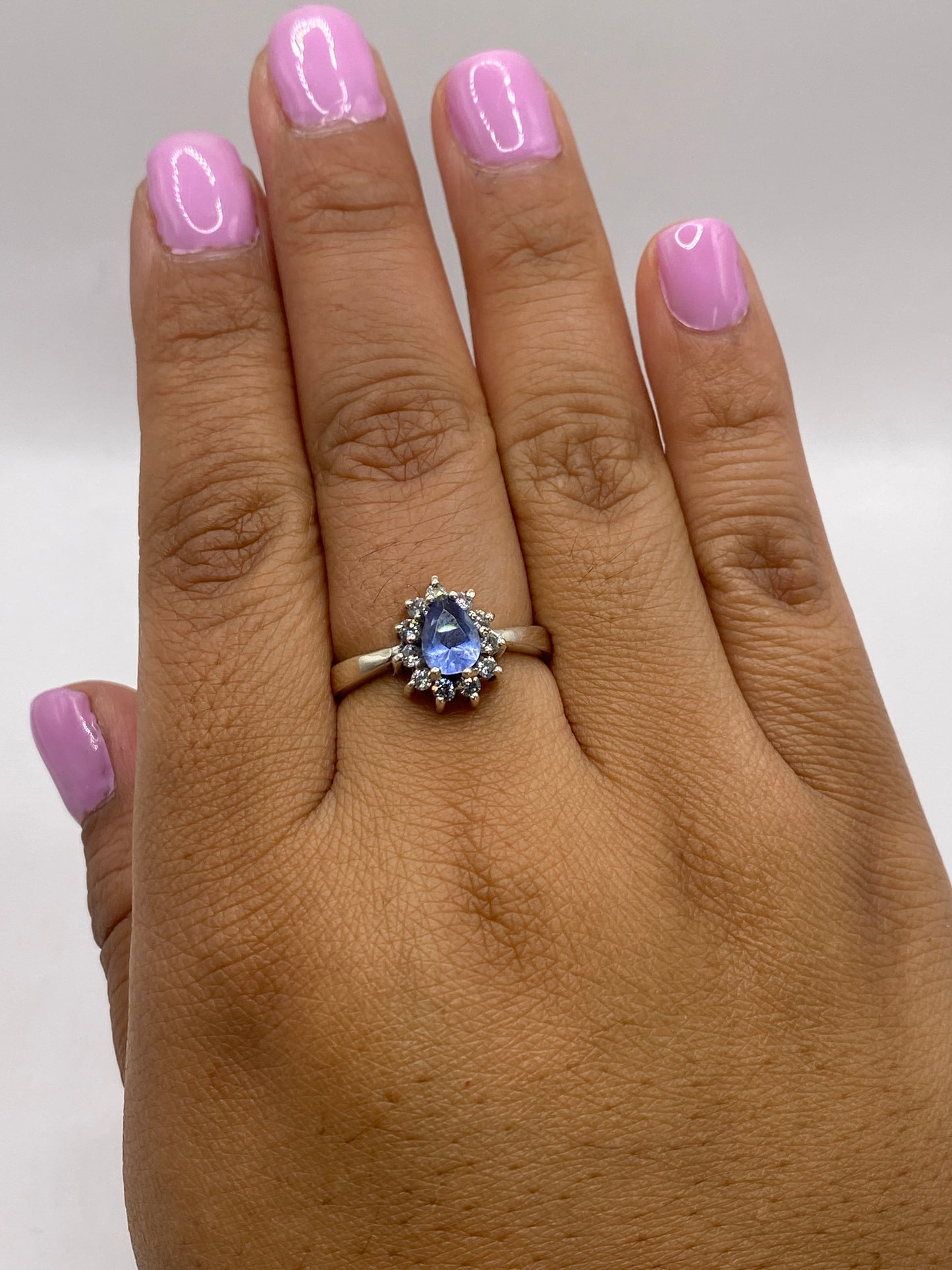Anillo en mano sobre fondo blanco, sello .925 MEXICO visible en banda interior