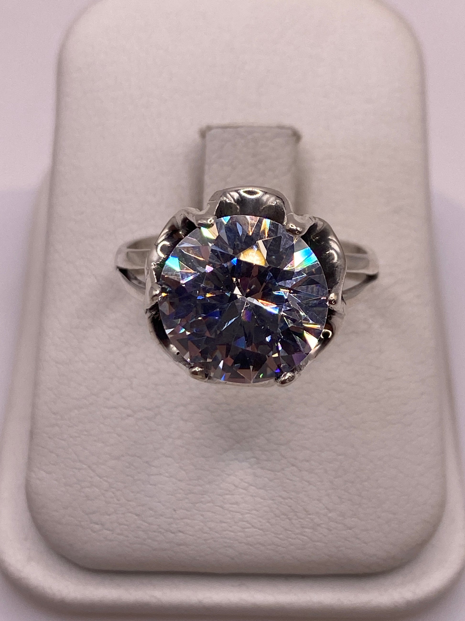 Anillo de plata solitario con circonia cristalina grande, luciendo brillo de diamante