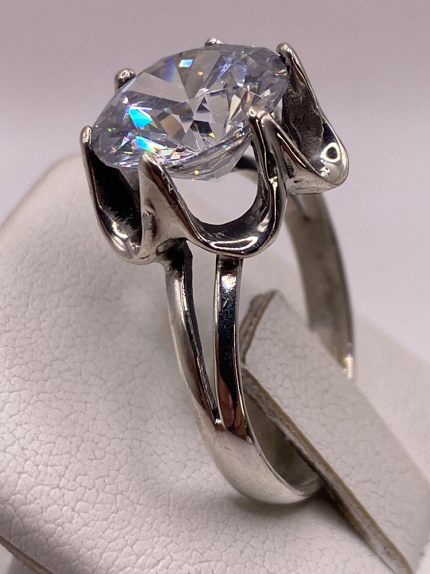 Detalle del engaste y la banda del anillo en plata .925 MEXICO