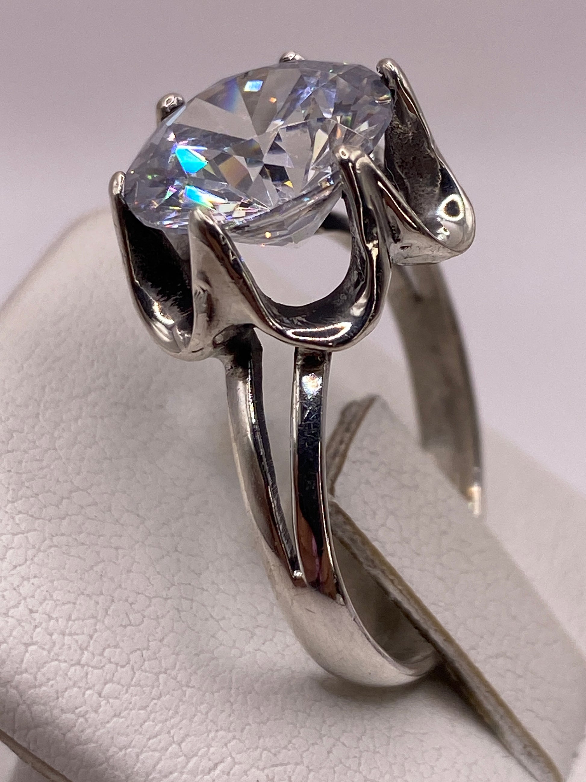Detalle del engaste y la banda del anillo en plata .925 MEXICO