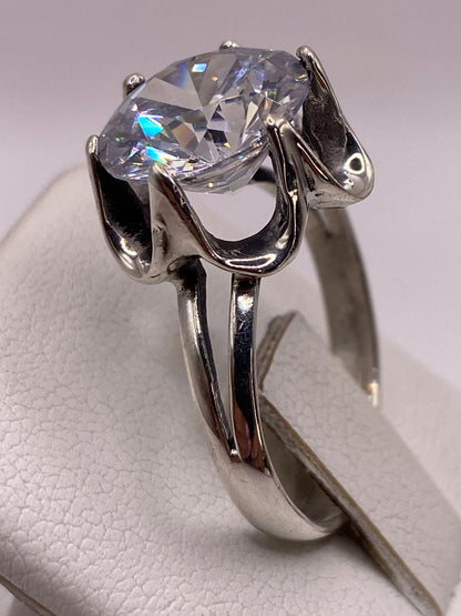 Detalle del engaste y la banda del anillo en plata .925 MEXICO