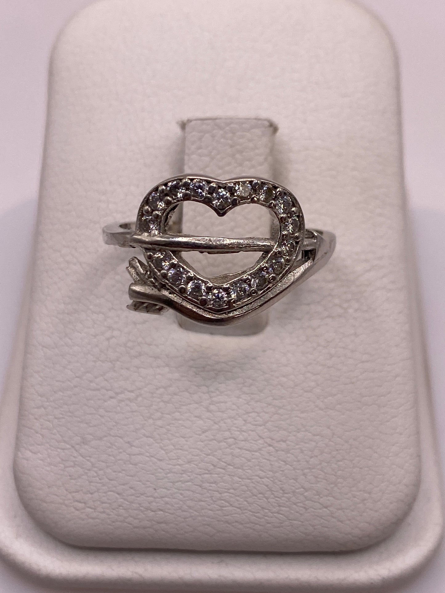 Anillo solitario de plata con corazón abierto engastado en circonia blanca