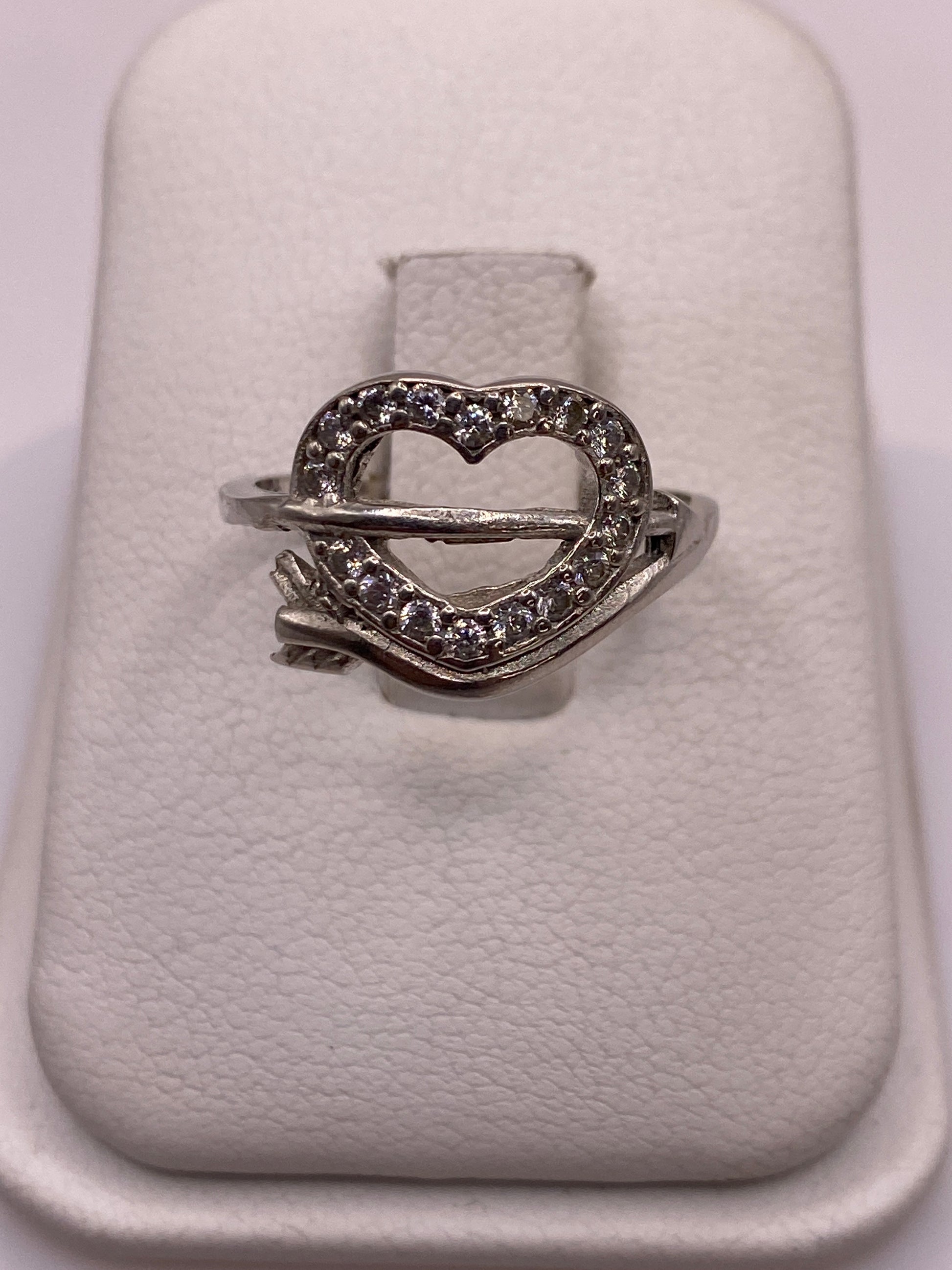 Anillo solitario de plata con corazón abierto engastado en circonia blanca