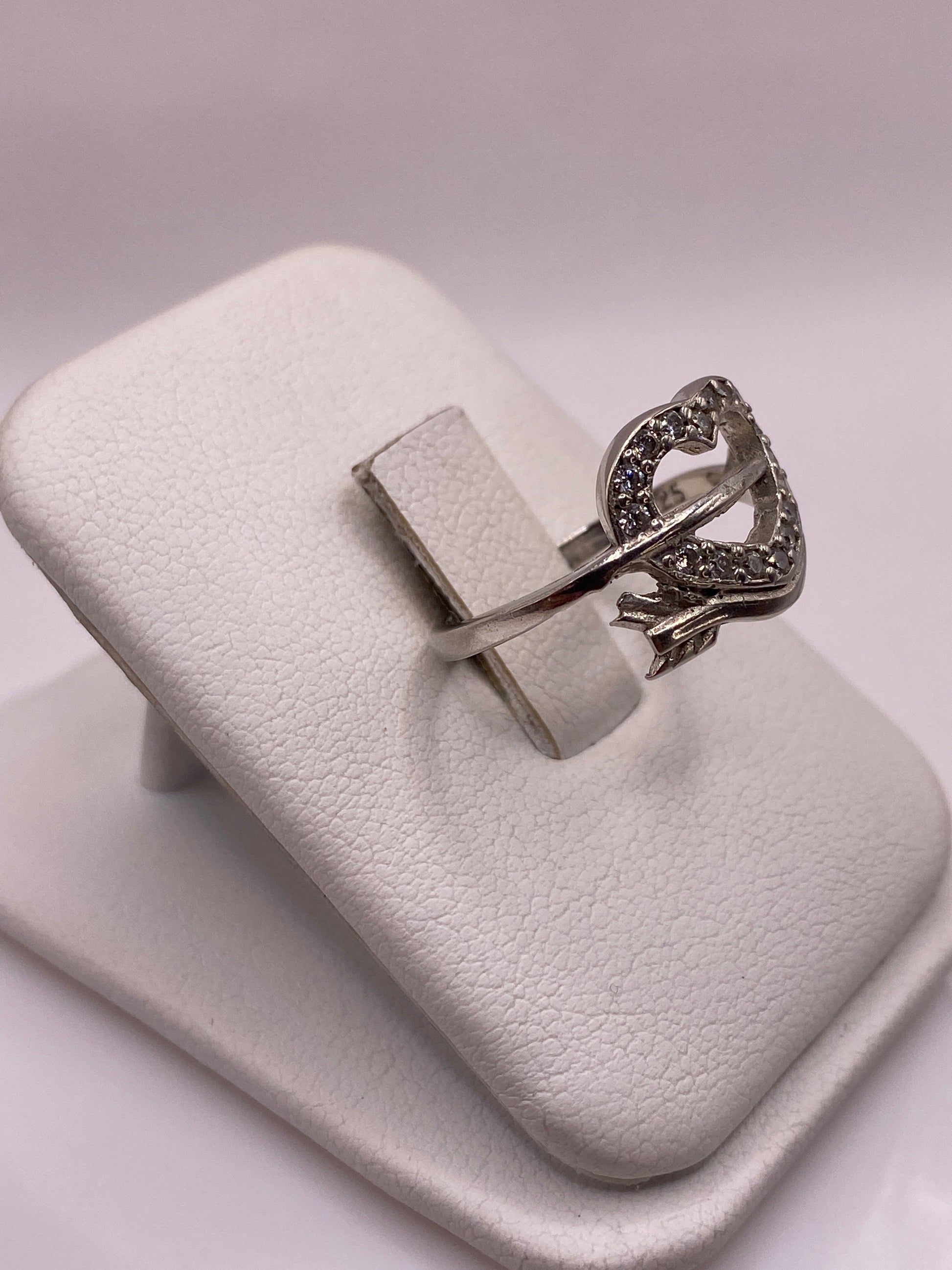 Detalle frontal del anillo mostrando la circonia blanca con brillo tipo diamante