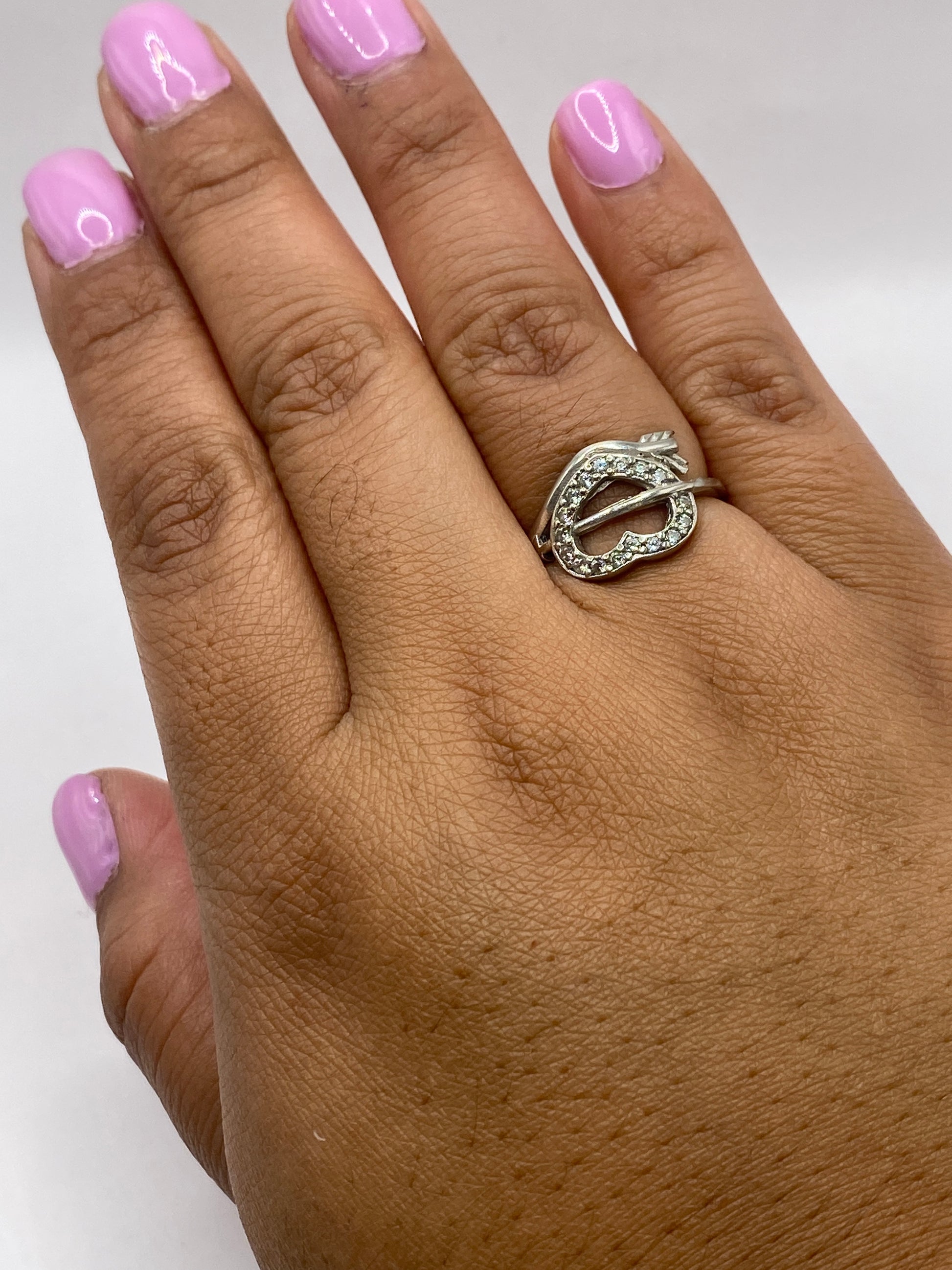 Anillo sobre fondo azul en báscula mostrando peso de 2.4 gramos y sello .925