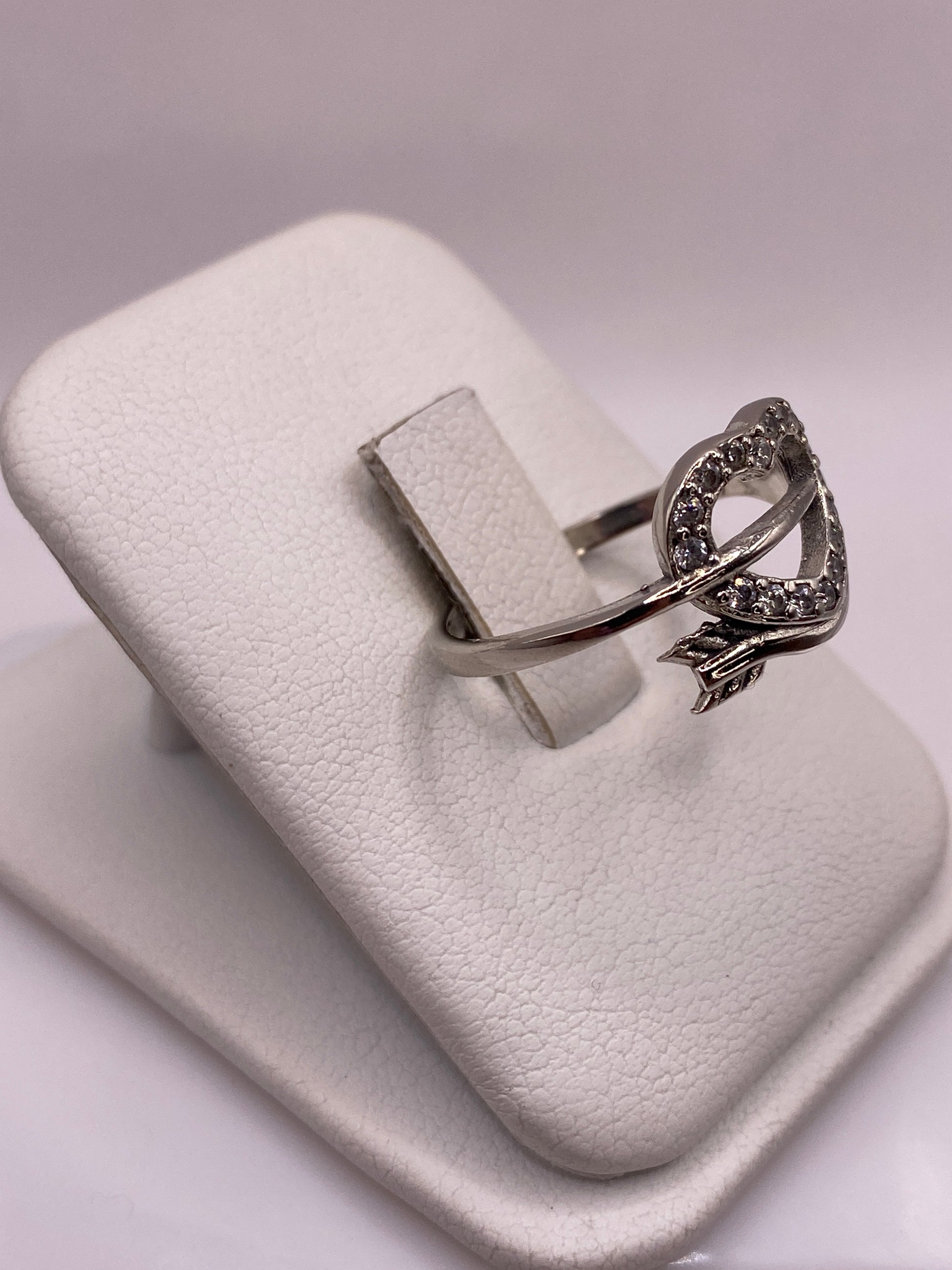 Vista frontal del anillo solitario minimalista mostrando la circonia blanca brillante engastada a mano