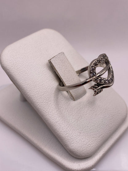 Vista frontal del anillo solitario minimalista mostrando la circonia blanca brillante engastada a mano