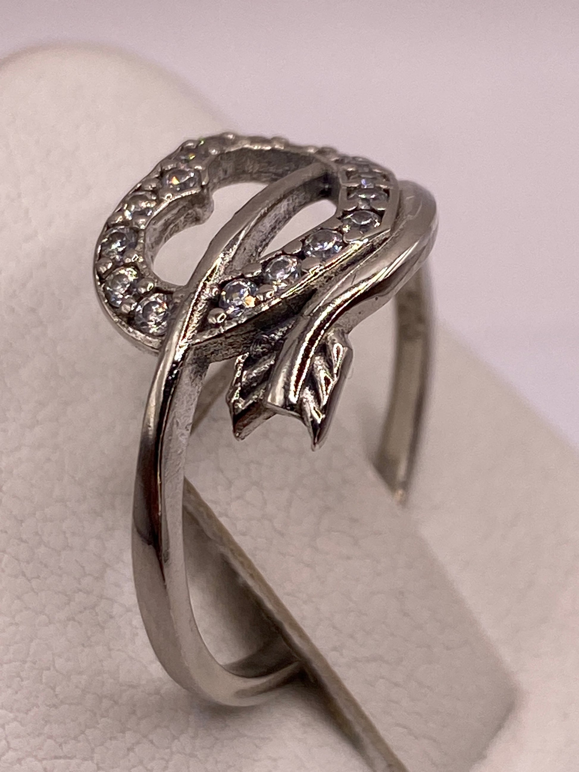 Detalle lateral del anillo solitario de plata de Taxco con banda pulida espejo