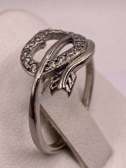 Detalle lateral del anillo solitario de plata de Taxco con banda pulida espejo