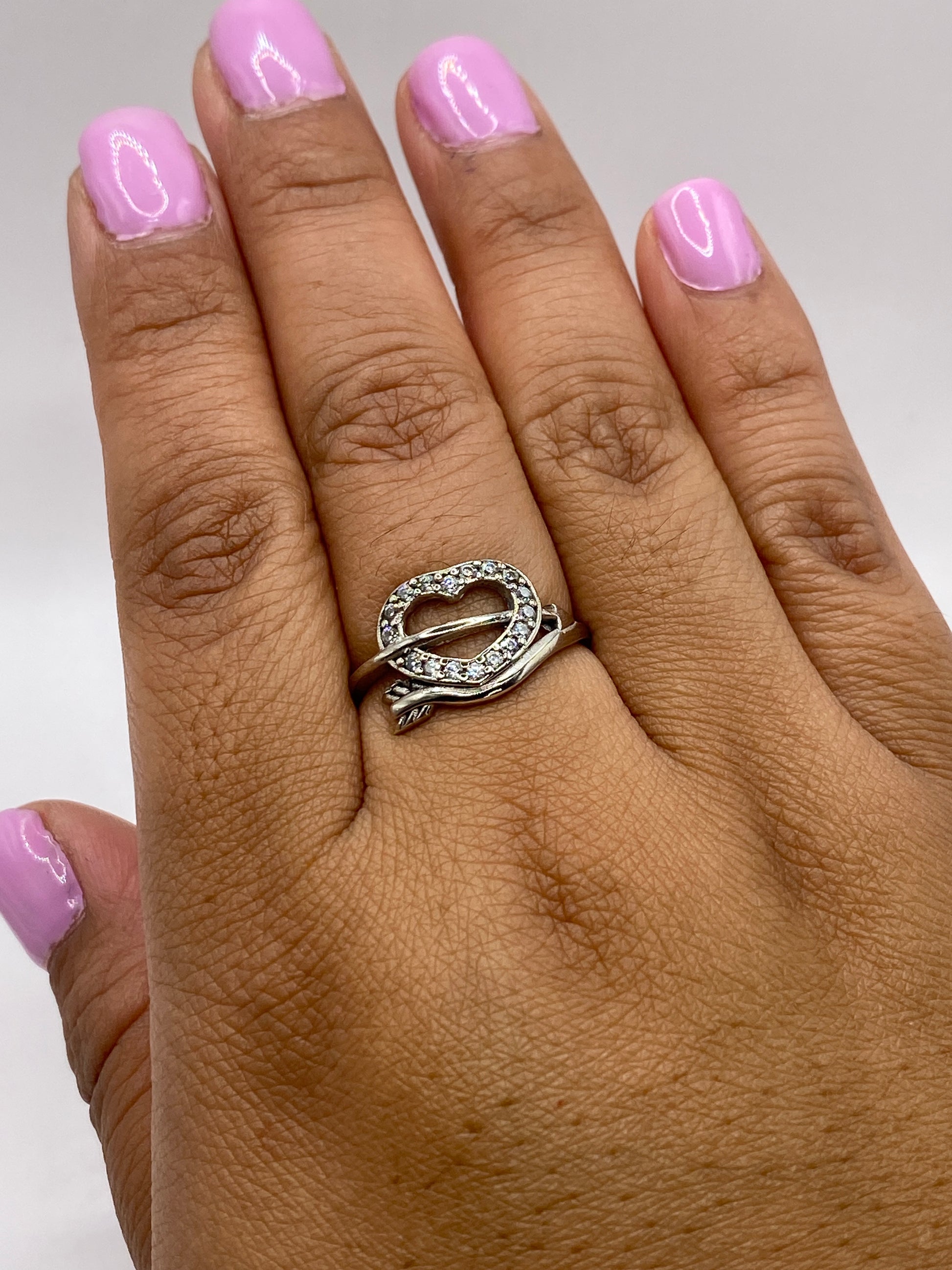 Anillo solitario sobre fondo oscuro mostrando el hallmark .925 MEXICO en la banda interior
