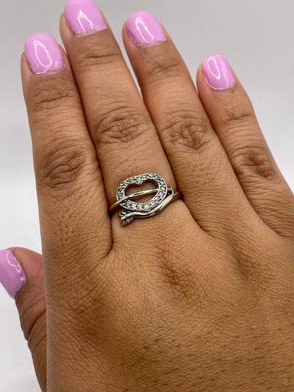 Anillo solitario sobre fondo oscuro mostrando el hallmark .925 MEXICO en la banda interior
