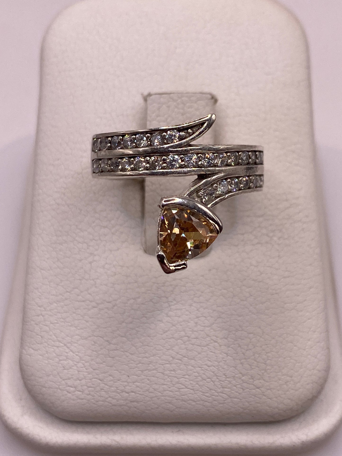 Anillo solitario de plata .925 con circonia café champagne en caja blanca