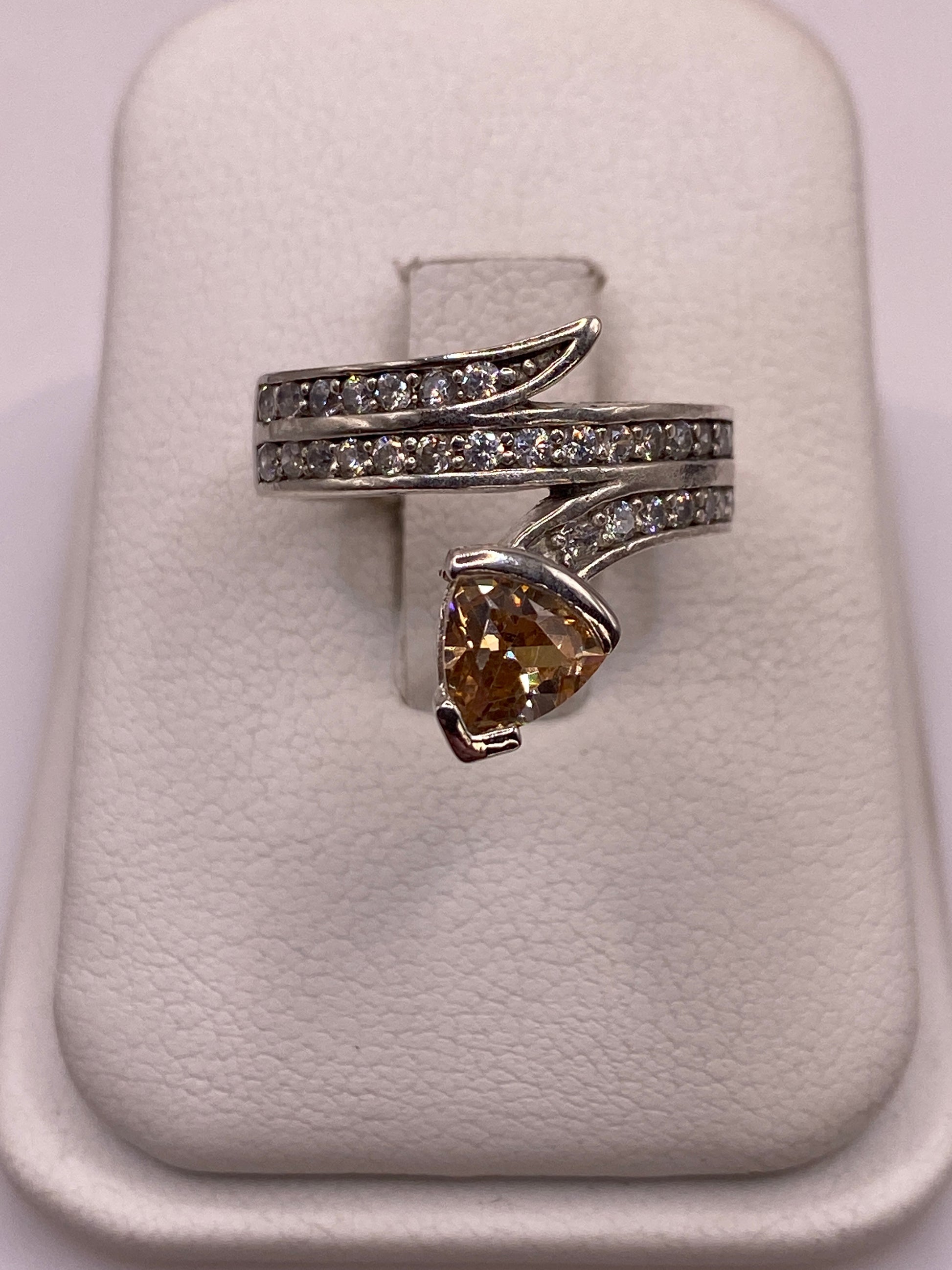 Anillo solitario de plata .925 con circonia café champagne en caja blanca