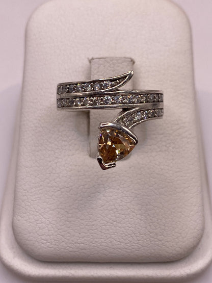 Anillo solitario de plata .925 con circonia café champagne en caja blanca