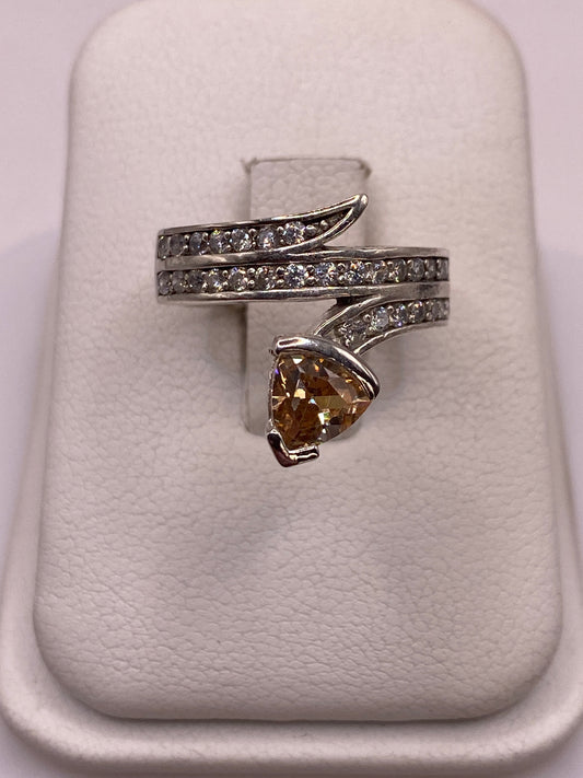 Anillo solitario de plata .925 con circonia café champagne en caja blanca