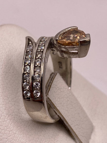 Anillo solitario en dedo mostrando brillo tipo diamante de la circonia